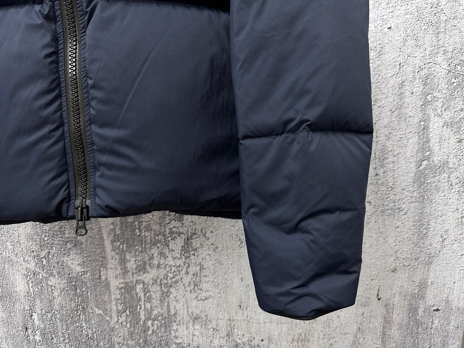 P840 【Canada gooes】Large Goose Sleeve Stand Collar Down Jacket Lawrence down jacket provides basic protection for daily adventures. Delicately soft fabric, this is a water-repellent fabric that is soft to the touch yet durable. Filled with extremely fluffy white duck down. This piece has a quilted body and structured down. Padded collar and reflective double-stripe grip tape. Extended hem and tucked-in inner rib-knit cuffs. Size: XS-2XL